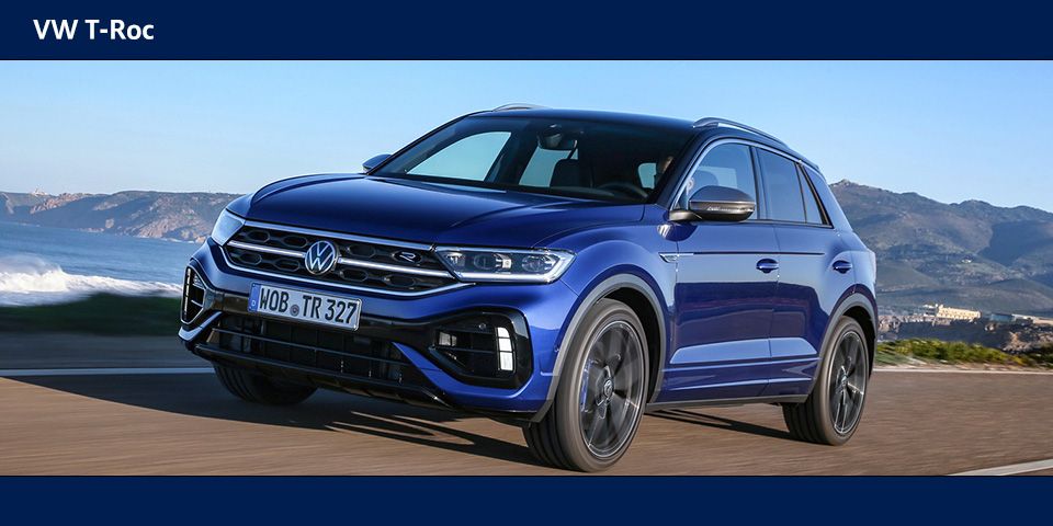 Volkswagen T-Roc neu in blau fahrend auf einer Küstenstraße