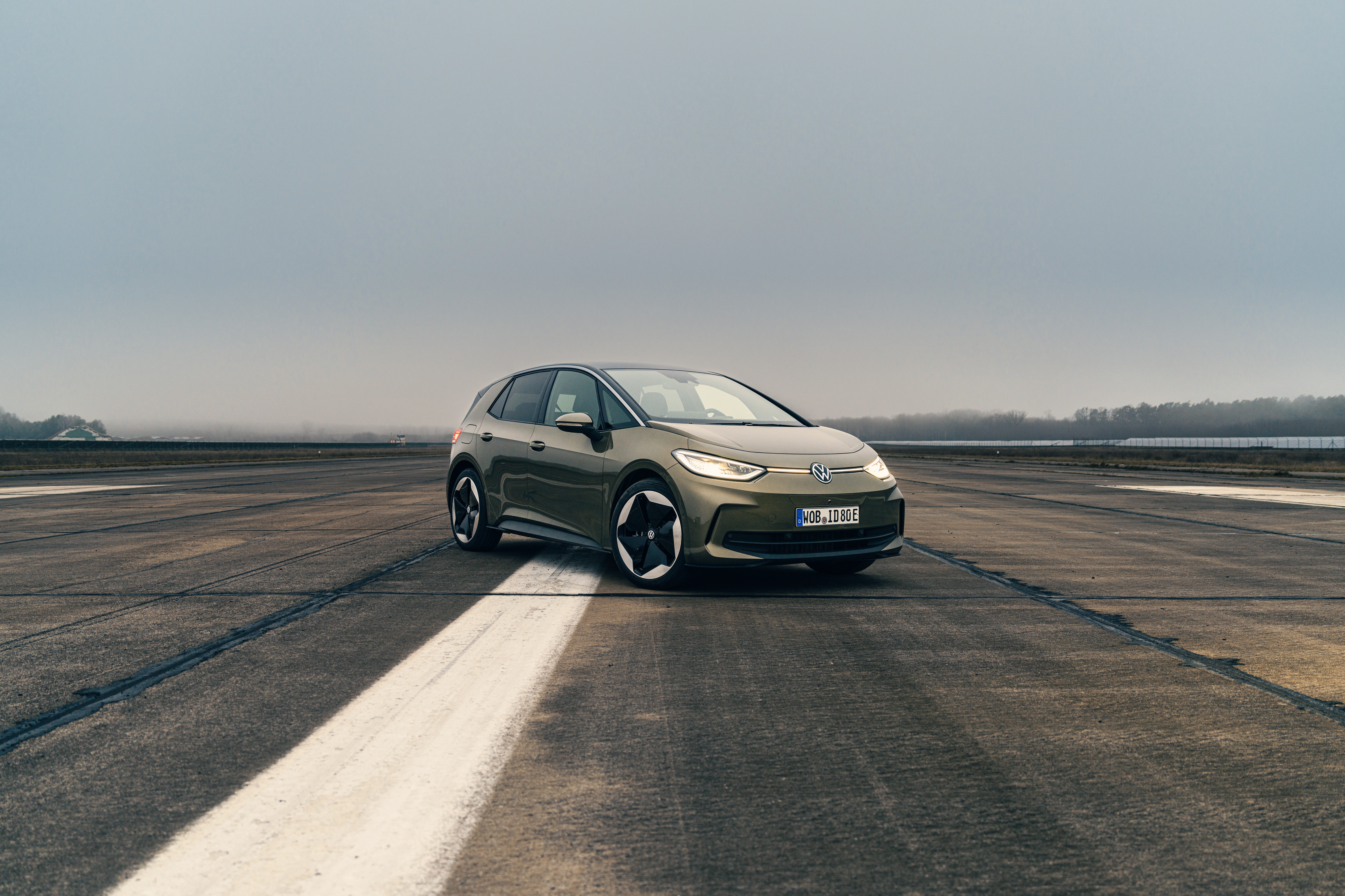 ID 3 in grün seitliche Ansicht auf der Straße stehend.